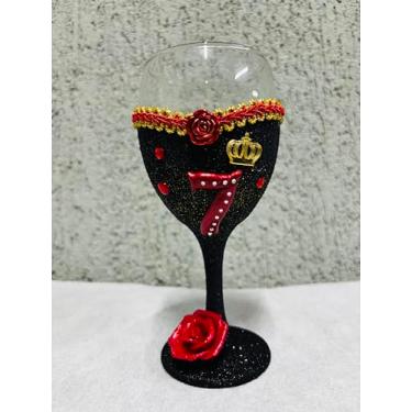 Imagem de Taça de Vinho Decorativa, Número 7 com Coroa e Rosas Vermelhas, Base Preta com Glitter, Detalhes Dourados
