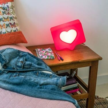 Imagem de Luminária de Mesa Loved It Decorativa em Formato de Coração Romântico Compatível com Lâmpadas LED Até 12W Vermelha Usare