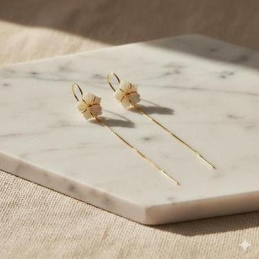 Imagem de Brinco Gancho Ouro 18k com Flor de Madrepérola Natural de 10mm - no-br