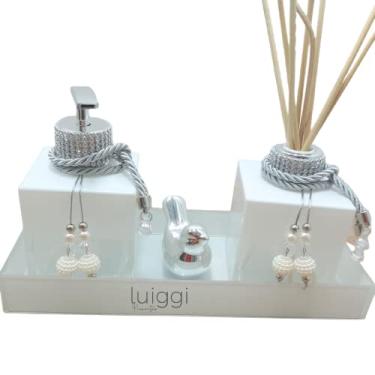 Imagem de Kit Para Lavabo Jogo Banheiro Porta Sabonete Líquido Aromatizador Bandeja Decorativa-Saboneteira Dispenser Enfeite Decorativo Luxo-Branco Degradê e Prata com Strass e Duplo Pingente-Luiggi Presentes®