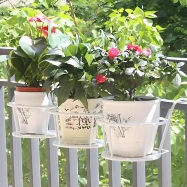 Imagem de Lzyjckh Vaso de plantador suspenso, Cesta de plantadores de ferro com corrimão de metal, Suportes para vasos de flores redondos de metal, para pátio, deck, corrimão de varanda,White,22×22×18cm