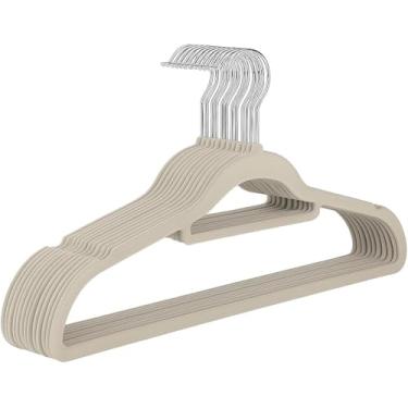 Imagem de Kit 10 Cabides Slim de Veludo Bege Antideslizante – Organização e Proteção de Roupas, Gancho Giratório Cromado – Antiderrapante, Ultrafino e Reforçado para Roupas Delicadas e Pesadas
