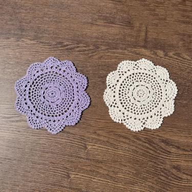 Imagem de Hsvanyr Jogo americano redondo feito à mão em crochê com 2 vasos de mesa de algodão pequenos para decoração de Natal e Ação de Graças