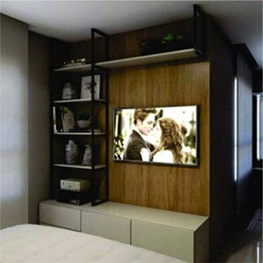 Imagem de Home Theater com uma estante lateral e uma acima da TV