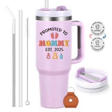 Imagem de Qtencas New Mom Gifts for First Time Mom, 1,134 g Promoted to Mommy Est 2025 Copo de aço inoxidável com alça, presentes de Dia das Mães para chá de bebê de gravidez, roxo
