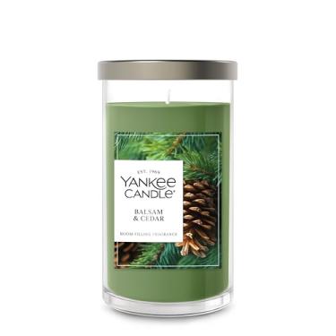 Imagem de Yankee Candle Vela de coluna média exclusiva de bálsamo e cedro - 404 g, verde - Natal | vela de Natal, mistura de cera de soja, porta-copos com tampa de metal - decoração de casa e cozinha