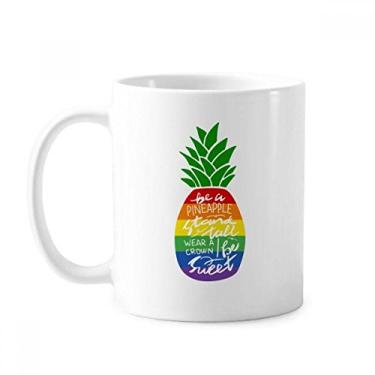 Imagem de Caneca de cerâmica de porcelana e café de cerâmica com citação de bandeira LGBT de arco-íris e abacaxi