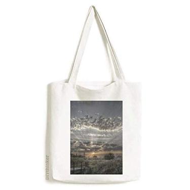 Imagem de Céu cinza escuro nuvens brancas sacola sacola sacola de compras bolsa casual bolsa de mão