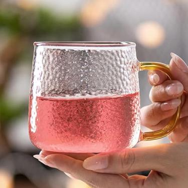 Imagem de 1 caneca de vidro martelado com alça dourada, copo texturizado cristalino