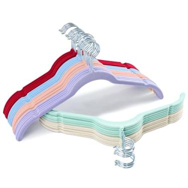 Imagem de Sishynio Conjunto de 30 cabides de veludo multicoloridos – cabides antiderrapantes finos flocados com entalhes e gancho giratório de 360°, cabides de feltro que economizam espaço para vestidos