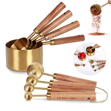 Imagem de PrettyFine Conjunto de 8 peças de copos medidores e colheres medidoras douradas, douradas com alças de madeira perfumada - conjunto completo de copos e colheres medidoras para cozinhar e assar