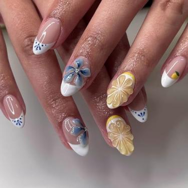 Imagem de 24 peças de unhas postiças de amêndoa curtas brilhantes acrílicas falsas francesas com design de flores de frutas 3D fofas prensas de unhas reutilizáveis para mulheres