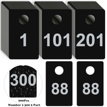 Imagem de 600 peças de etiquetas de plástico para cheques de 2 partes para casacos, bilhetes de cheque de 3,8 x 6,3 cm, cartões de número de 1 a 300 com orifícios, etiquetas reutilizáveis de quarto, bilhete de
