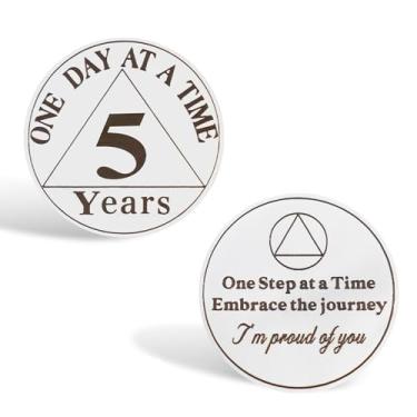 Imagem de CHURYUML Moeda de sobriedade de 5 anos com chaveiro de couro PU - One Day at A Time Five Year Sober Chip, medalhões de recuperação de moedas AA de afirmação, presentes de sobriedade para mulheres e