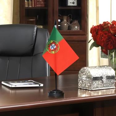 Imagem de Conjunto de bandeiras de mesa de luxo Portugal – Bandeira de mesa portuguesa em miniatura de 15 x 10 cm com mastro sólido de 30 cm – Cor vívida e resistente ao desbotamento – Base preta e topo de