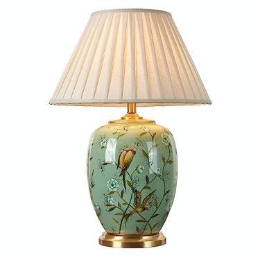 Imagem de Abajur de mesa em cerâmica com flores pintadas à mão, estilo moderno e contemporâneo, ideal para sala de estar, quarto e mesa de cabeceira com cúpula de tecido branco.