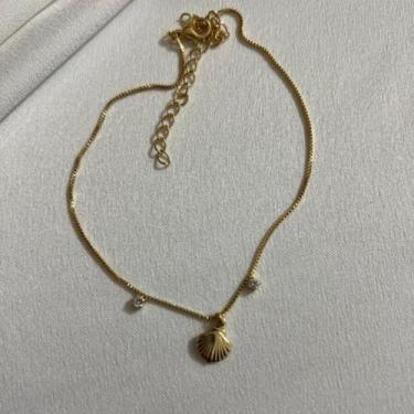 Imagem de Tornozeleira com pingente concha zircõnia banhada a ouro 18k - Della F