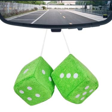 Imagem de Par de dados de pelúcia felpudo pendurado no interior do carro em veludo dourado