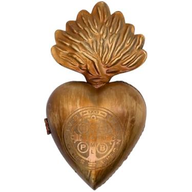 Imagem de VILLAGE GIFT IMPORTERS Ornamento de parede de coração Milagros de metal | Decoração de parede religiosa de arte popular inspirada no México | Tom dourado | Design de medalha de São Bento | Decoração