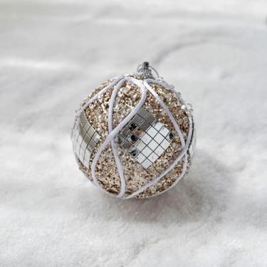 Imagem de Conjunto de enfeites de bola de Natal de espuma colorida champanhe, decorações de árvore minimalistas modernas para festas de fim de ano, janelas e exibição doméstica festiva, design leve de 8 cm