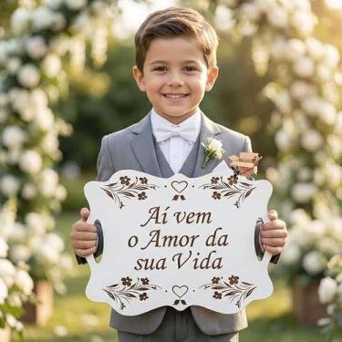 Imagem de Plaquinha Placa Casamento Lá Vem A Noiva MDF Personalizada Frases Entrada Noiva Pajem Daminha (Ai vem o amor da sua vida, Branco)