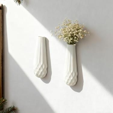 Imagem de DOCFLVAS Vaso de cerâmica de parede — Pacote com 2 vasos pendurados brancos foscos texturizados | Vaso de parede de cerâmica minimalista moderno para hastes únicas e flores secas
