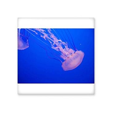 Imagem de Pedra adorna de tijolos vitrificados de cerâmica com organismo marítimo tropical