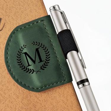 Imagem de MOTEERLLU Marcador de livro Bygone Mark com suporte de caneta, marca magnética de couro personalizado inicial, marcadores personalizados para mulheres e homens, presente ideal para amantes de livros