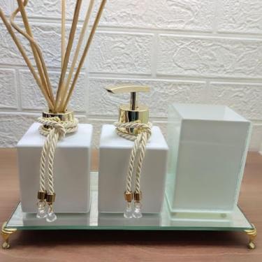Imagem de Kit Lavabo com Bandeja Espelhada, Porta Sabonete Líquido, Difusor Aromático, Porta Escova e Pincel – Jogo Banheiro Decorativo com Frascos de Vidro e Organizadores Luiggi Presentes® (Branco e Dourado)