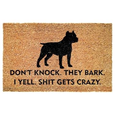Imagem de Capacho de entrada American Staffordshire Terrier - Don't Knock They Bark I Yell Shit Gets Crazy - Citação ousada para varanda - Pátio - Decoração interna - Tapete antiderrapante durável - Donos de