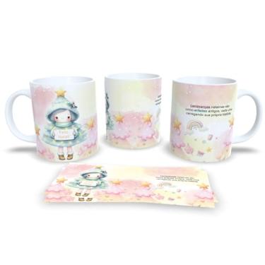 Imagem de Caneca de Natal Mágica com Árvore de Natal Decorada, Porcelana Branca, Design Aquarela em Verde e Rosa, Mensagem Festiva em Português (15791)