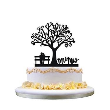 Imagem de Casal sentado no banco sob a árvore de casamento topo de bolo, Sr. e Sra.