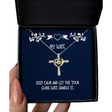 Imagem de SpreadPassion Presentes de esposa para esposa, Keep Calm and Let The Tour Guide Wife Handle It, colar engraçado com cruz e dança, do marido