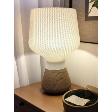 Imagem de Luminária de Mesa Aedra, Base Texturizada, Cúpula em Tela Geométrica, Estilo Conceitual (Cúpula Branca/Base Caramelo)