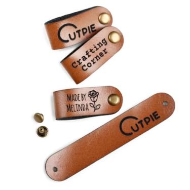 Imagem de Etiquetas personalizadas de couro sintético para crochê e tricô, tamanho pequeno 7,2 x 1,4 cm, várias cores, lavável, fácil de anexar com rebites - etiquetas personalizadas para gorros, cachecóis