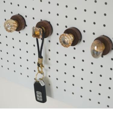 Imagem de 4 ganchos magnéticos de latão de madeira para pendurar, multifuncional, forte capacidade de carga, casa de fazenda, latão rústico natural e ganchos de madeira de nogueira para casacos, toalhas