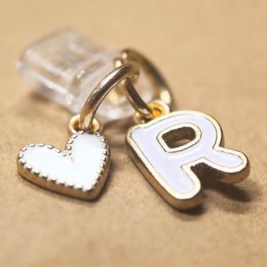 Imagem de 1 peça plugue de poeira tipo C letra branca, Kindle E-Reader acessório tipo C com coração letra R para amantes de livros, mulheres, mães, professores e amigos presentes (branco R)