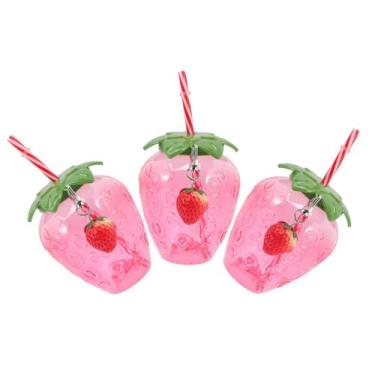 Imagem de Healifty Copo de plástico em forma de morango com tampa de folha, pingente de morango, reutilizável, padrão de frutas, copo de café, suco, leite, chá, garrafa portátil para festa de viagem