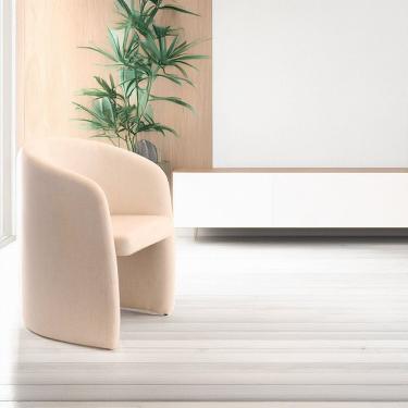 Imagem de Poltrona Estofada Compacta com Encosto Curvado Formando os Braços Coccia Espresso Móveis Bege Claro