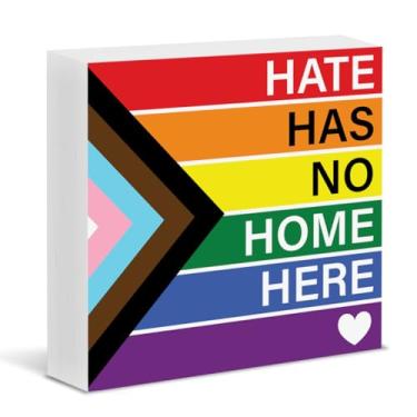 Imagem de Sinal de orgulho gay lésbico decoração LGBTQ resistente caixa de madeira sinal arco-íris ódio não tem casa aqui placa de bloco de madeira casa escritório mesa prateleira decoração