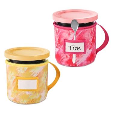 Imagem de 2 peças de mangas de neoprene para sorvete, impressões tie-dye reutilizáveis com isolamento térmico para canecas de sorvete Ninja Creami com alça de suporte de colher e slot para placa de nome (680 g