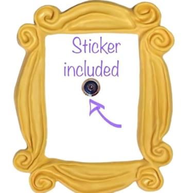 Imagem de Handmade with Love by Fatima. Moldura amarela. Inclui um adesivo PEEPHOLE, também tem fita dupla lateral na parte de trás. Pronto para pendurar. Réplica da moldura vista na porta da Mônica. Presente de amigos.