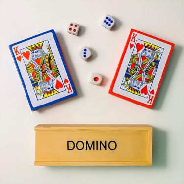 Imagem de Kit Essencial para Noite de Jogos Baralho, Dados e Dominó