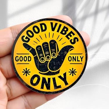 Imagem de Ímã de geladeira vintage Good Only placa com design de mão Shaka - adesivo de geladeira redondo acrílico de 5,8 cm, presente de decoração retrô, tamanho perfeito para geladeira, armário ou qualquer