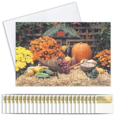 Imagem de Cartões comemorativos de Ação de Graças - Tempo de colheita - HT100. Cartões de felicitações com uma exibição de itens de outono em fardos de feno. O conjunto de caixa tem 25 cartões comemorativos e 26 envelopes coloridos de abóbora laranja.