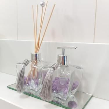 Imagem de Kit lavabo luxo aromatizador lavanda + saboneteira + bandeja espelhada + kit banheiro + difusor de aromas lavanda + pedras decorativas, kit lavabo presente sofisticado - decoração banheiro luxo