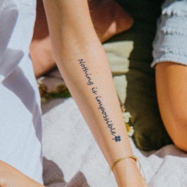 Imagem de Tatuagem mágica semipermanente de suco de ervas, tatuagens minimalistas, temperatura requintada, frase inglesa, padrão de penas, braço, dedo, perna, corpo, tatuagem, adesivo, 1