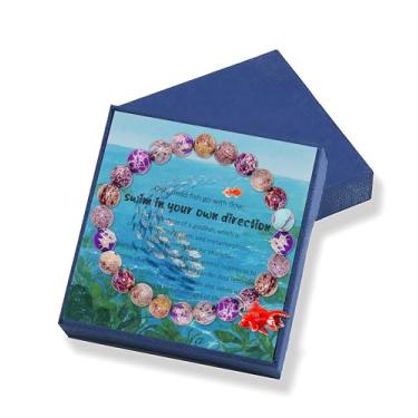 Imagem de Pulseira de inspiração Goldfish – Contas de pedra imperial roxa natural com pingente de peixe dourado e cartão "nadar em sua própria direção" – Joias motivacionais presente de peixe dourado para
