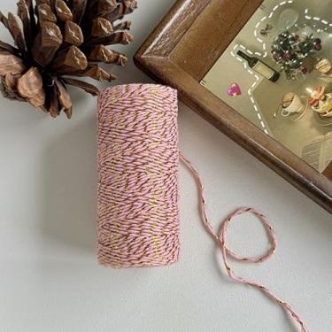 Imagem de Cordão de algodão de duas cores de 2 mm para artesanato, embrulho de presente, macramê e decoração de férias, corda macia e torcível (ouro + rosa)