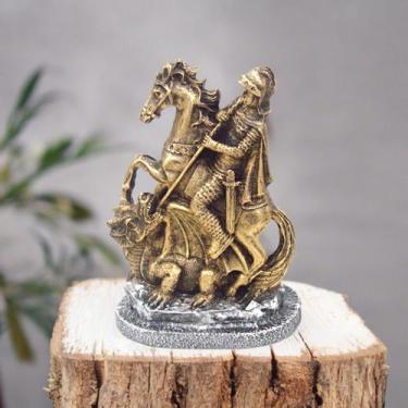 Imagem de Estatueta São Jorge Pequeno De Resina Dourado com Base Prata - Decore 